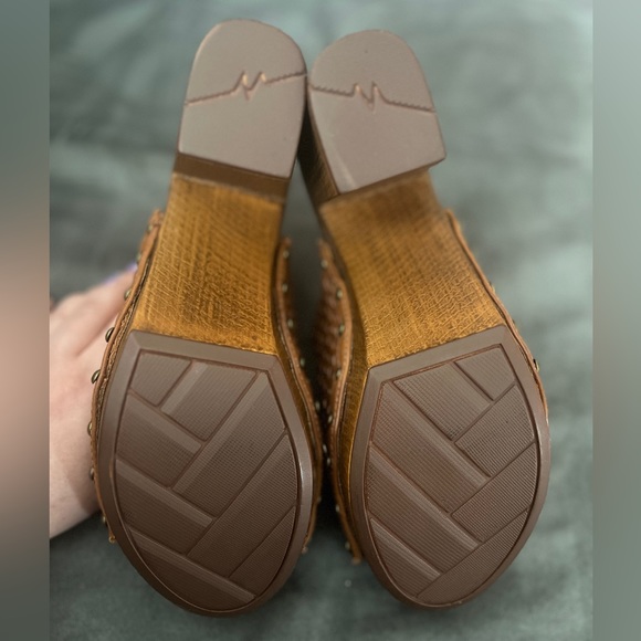 White Mountain Footbeds brown block heel with soft suede lining - Picture 3 of 4